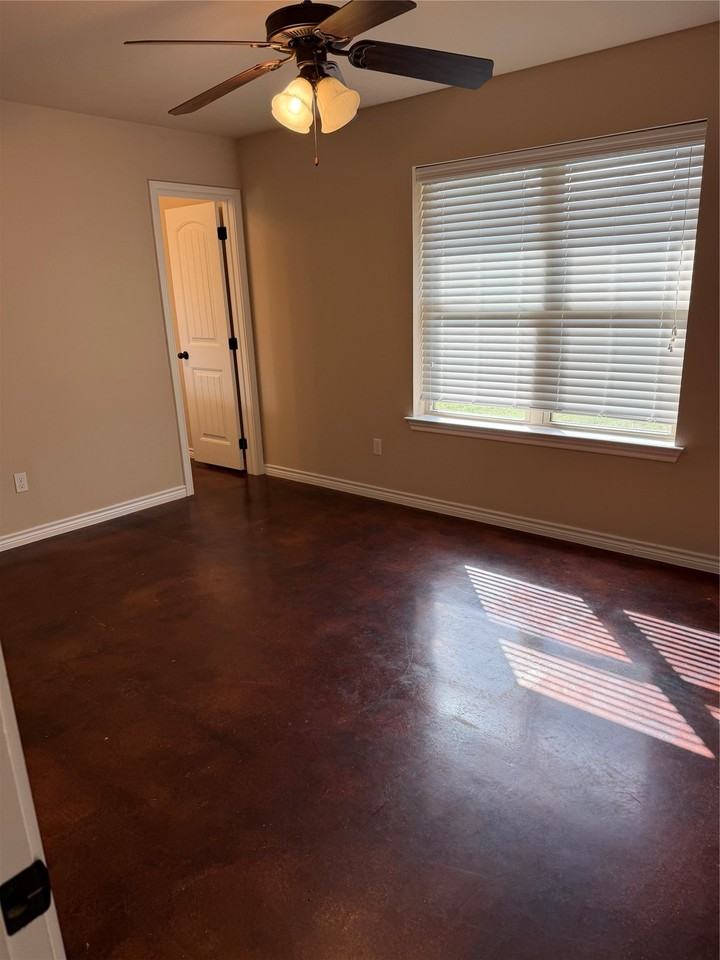 1701 Tanglewood Dr - Photo 4 of 24