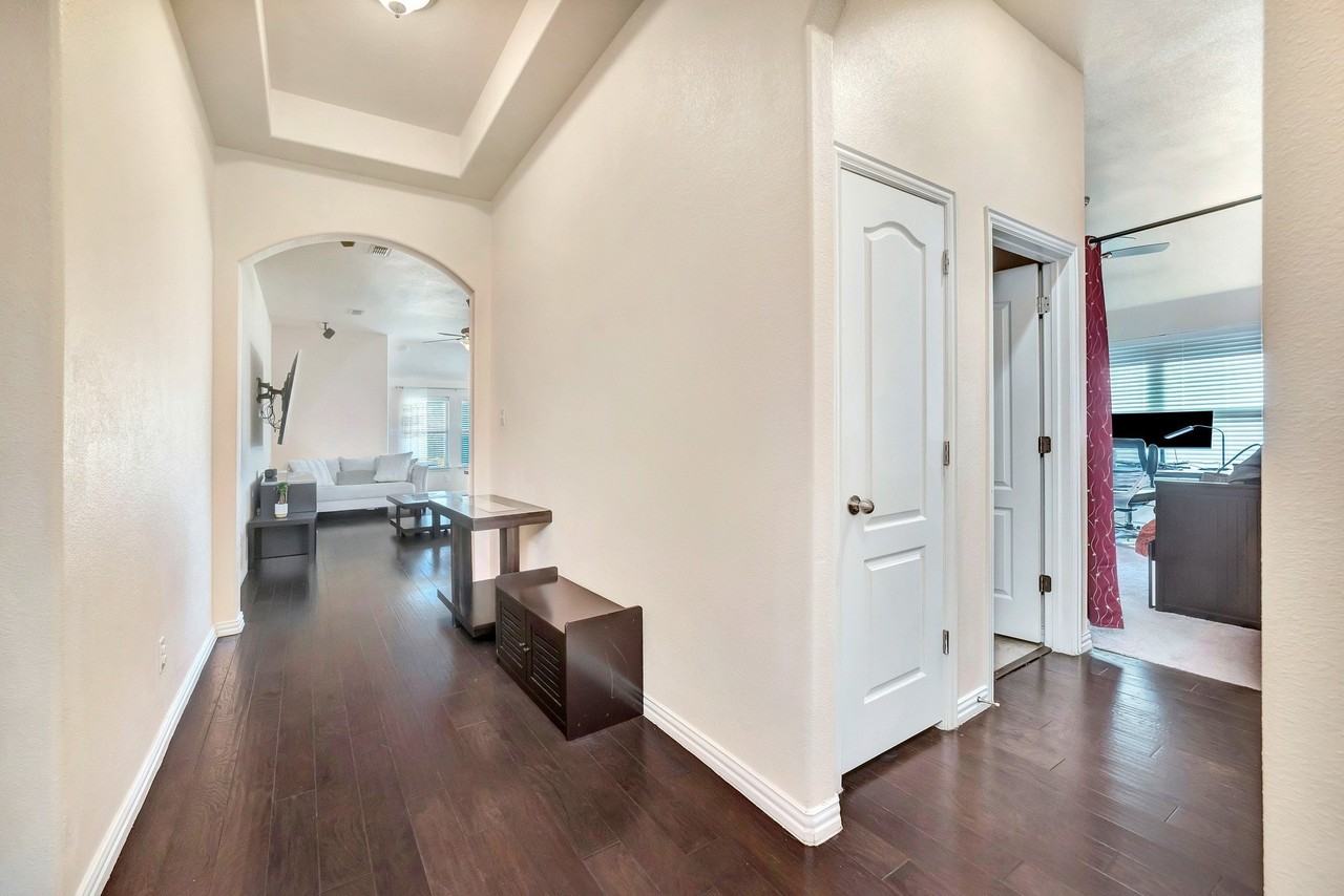 1008 Hoxton Rd - Photo 3 of 22