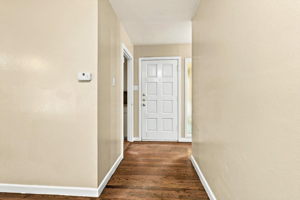 204 University Dr - Photo 4 of 26