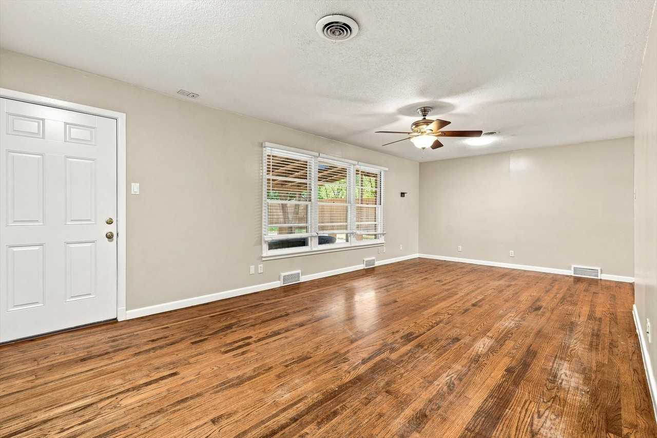 204 University Dr - Photo 5 of 26