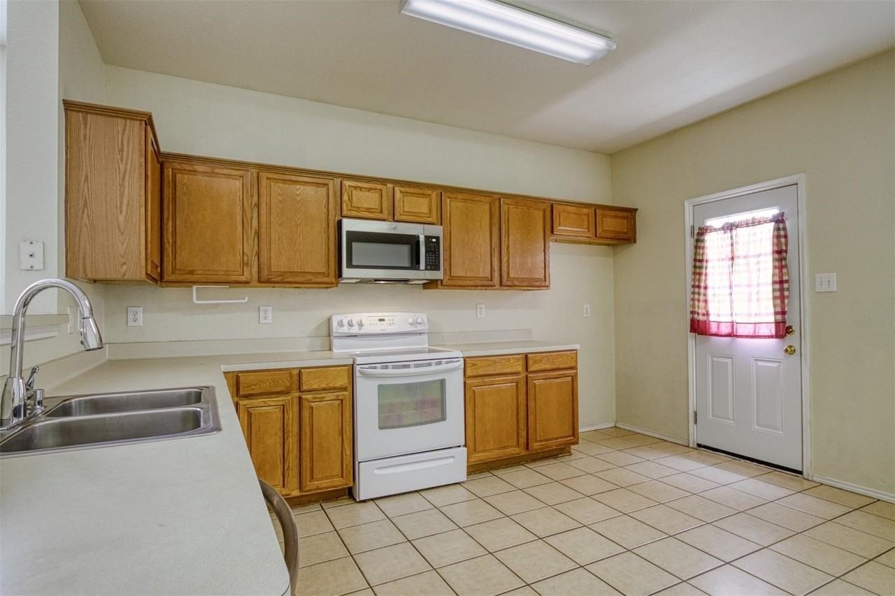 2321 Dalhart Trl - Photo 5 of 17