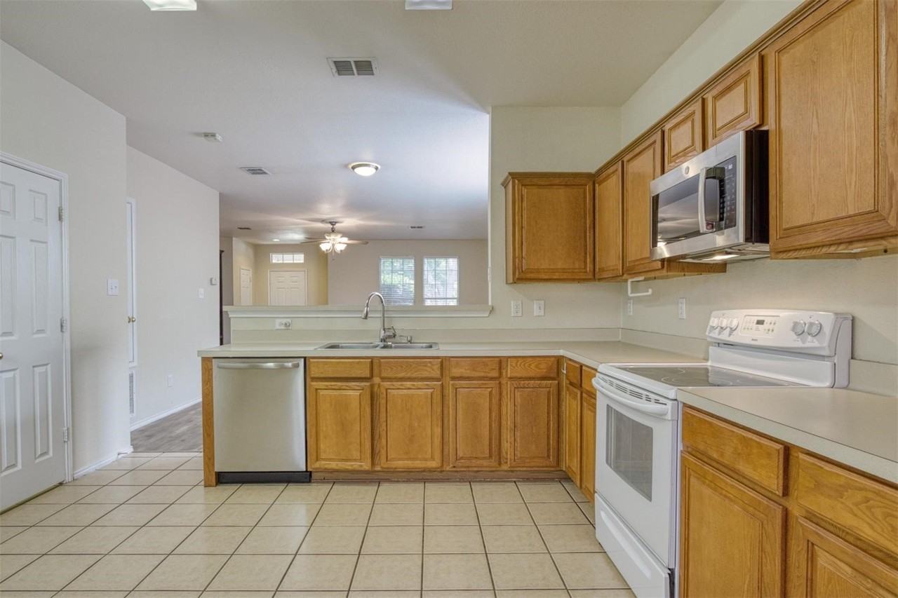 2321 Dalhart Trl - Photo 6 of 17