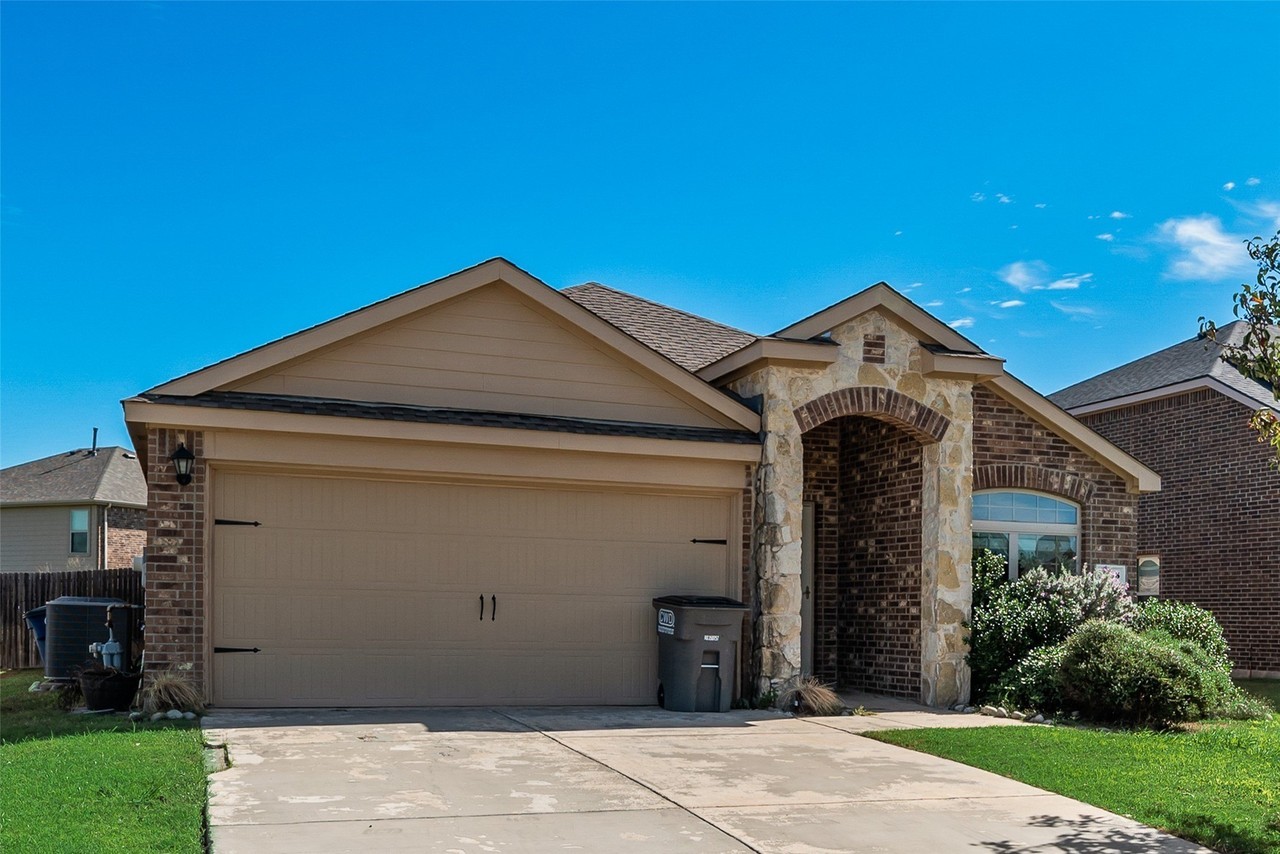 1405 Pampa Grass Dr - Photo 2 of 24