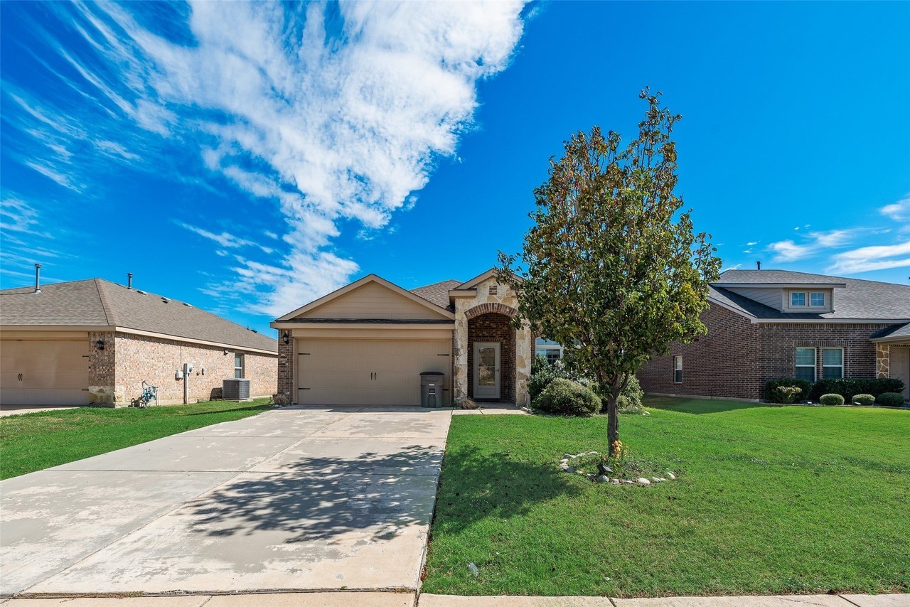 1405 Pampa Grass Dr - Photo 3 of 24