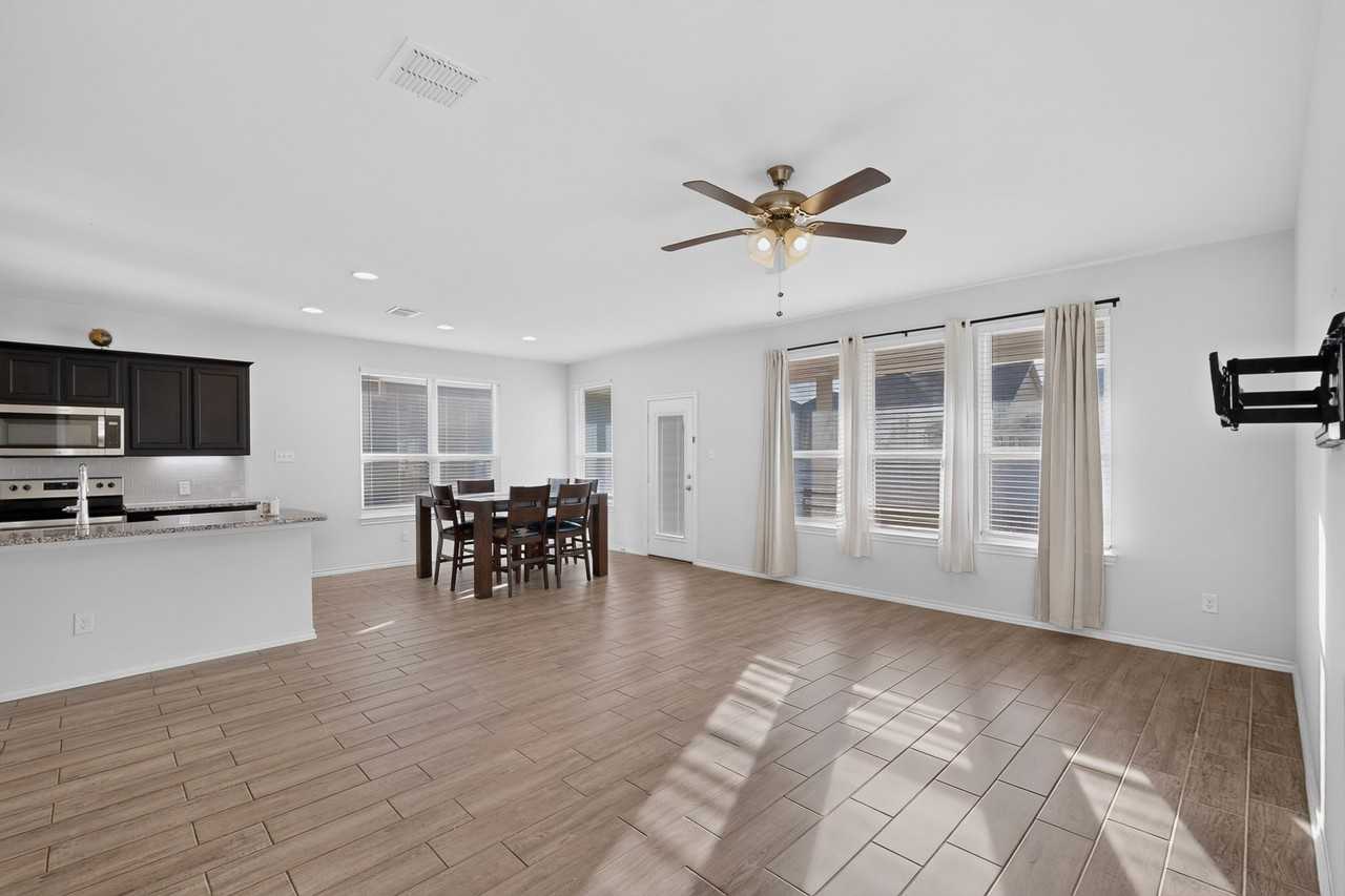 1613 Abbottsford Ave - Photo 4 of 23