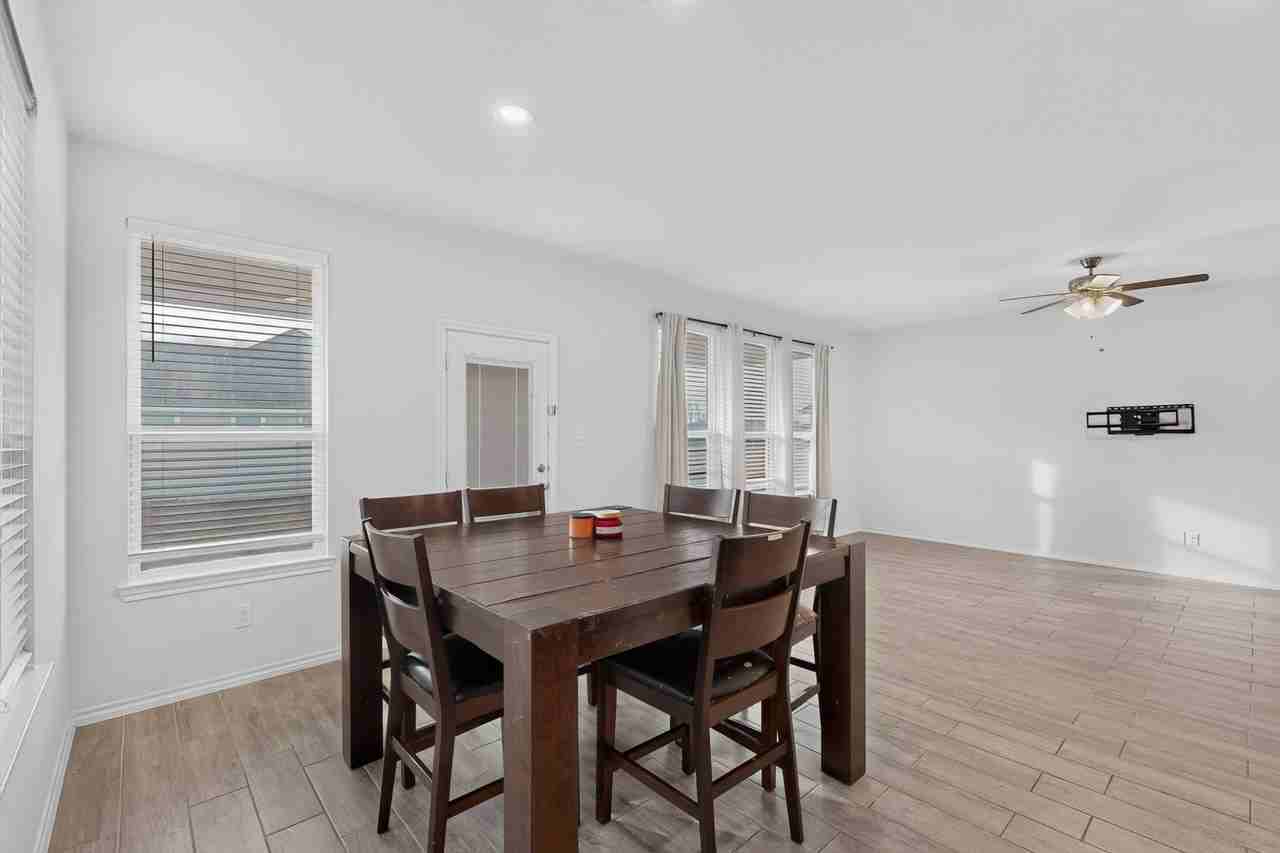 1613 Abbottsford Ave - Photo 6 of 23