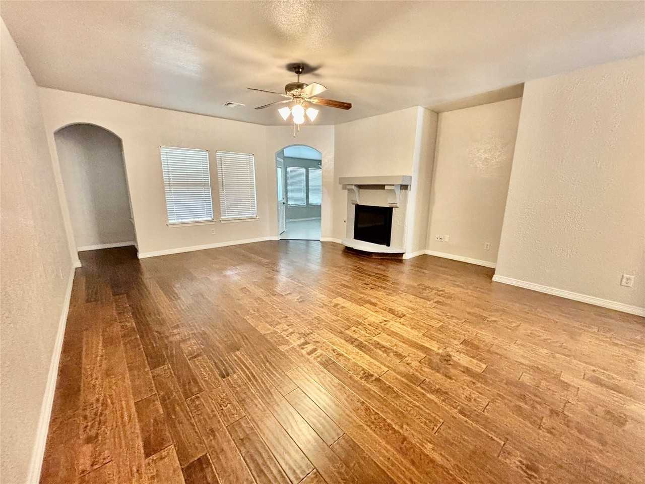 1312 Bateman Ln - Photo 4 of 29