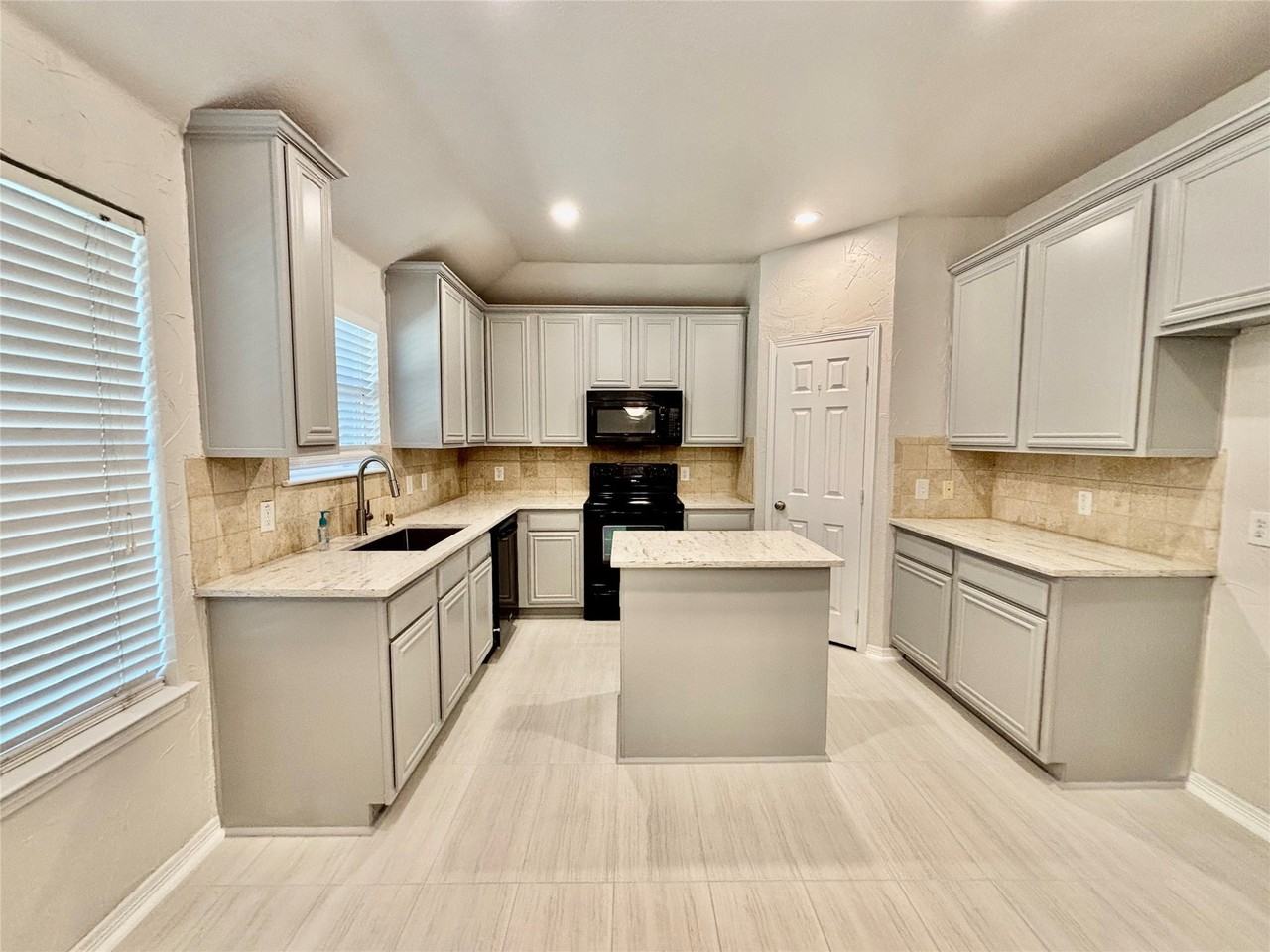 1312 Bateman Ln - Photo 7 of 29