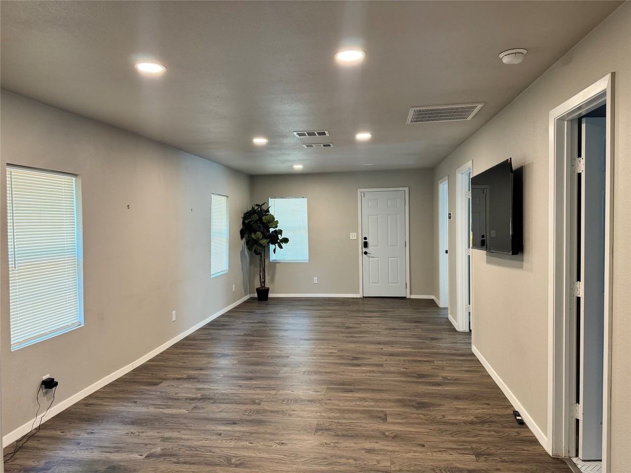 2707 Cross St - Photo 2 of 12