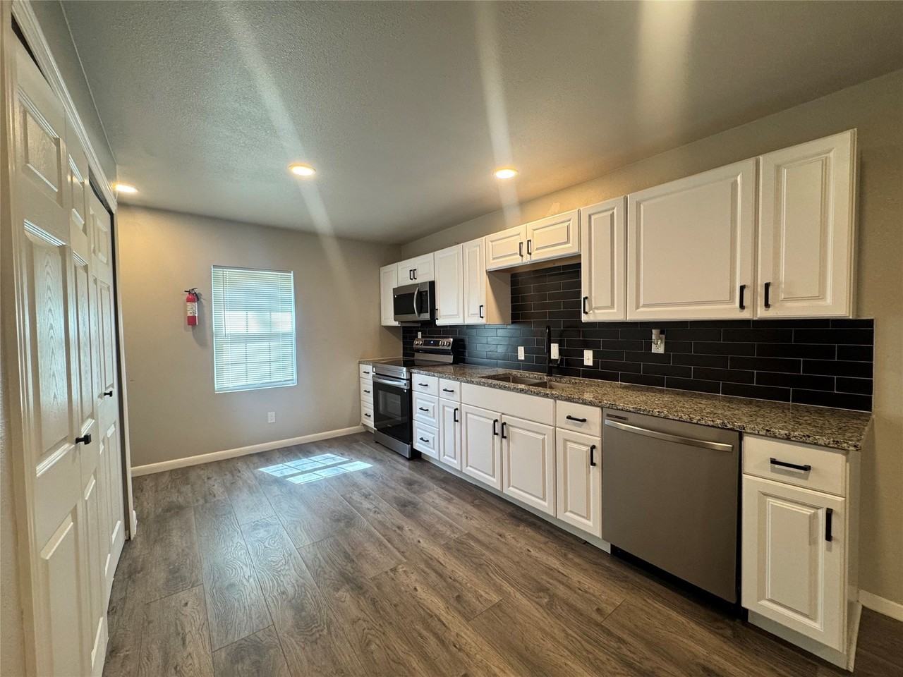 2707 Cross St - Photo 4 of 12