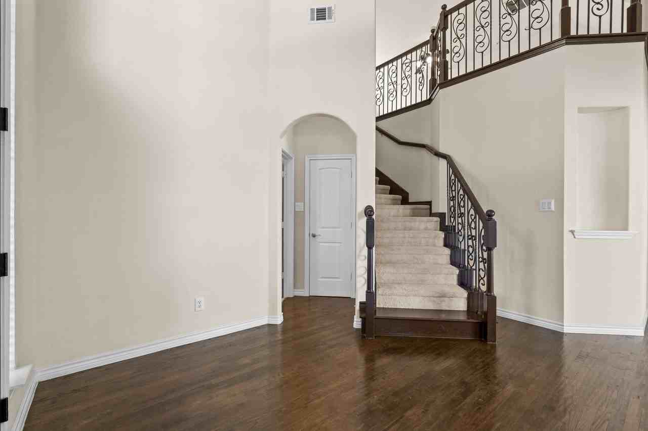 10437 Chantry Ln - Photo 2 of 40