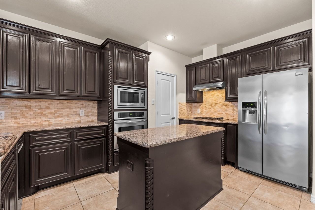 10437 Chantry Ln - Photo 3 of 40