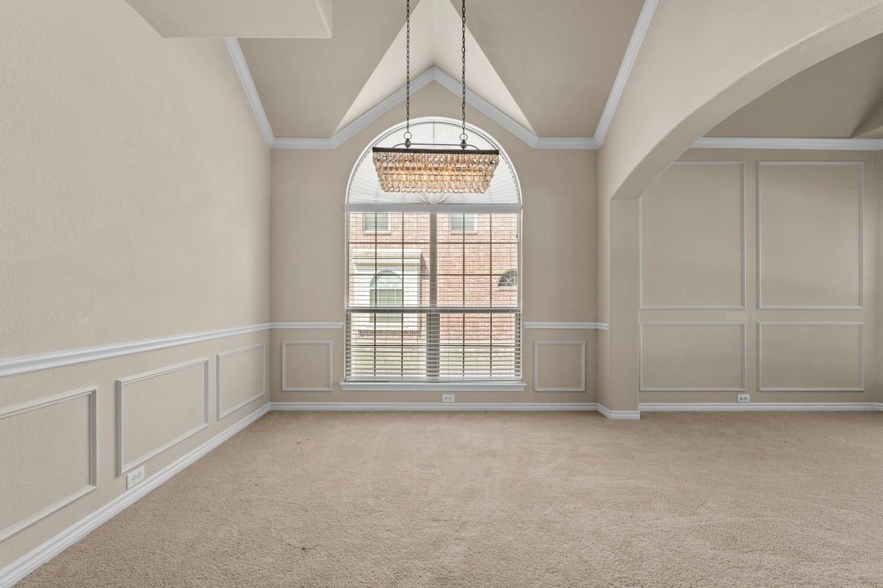 10437 Chantry Ln - Photo 5 of 40