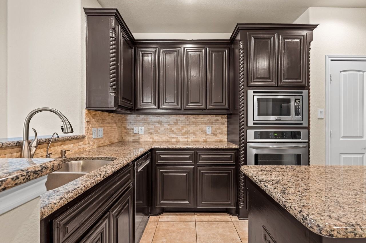 10437 Chantry Ln - Photo 6 of 40