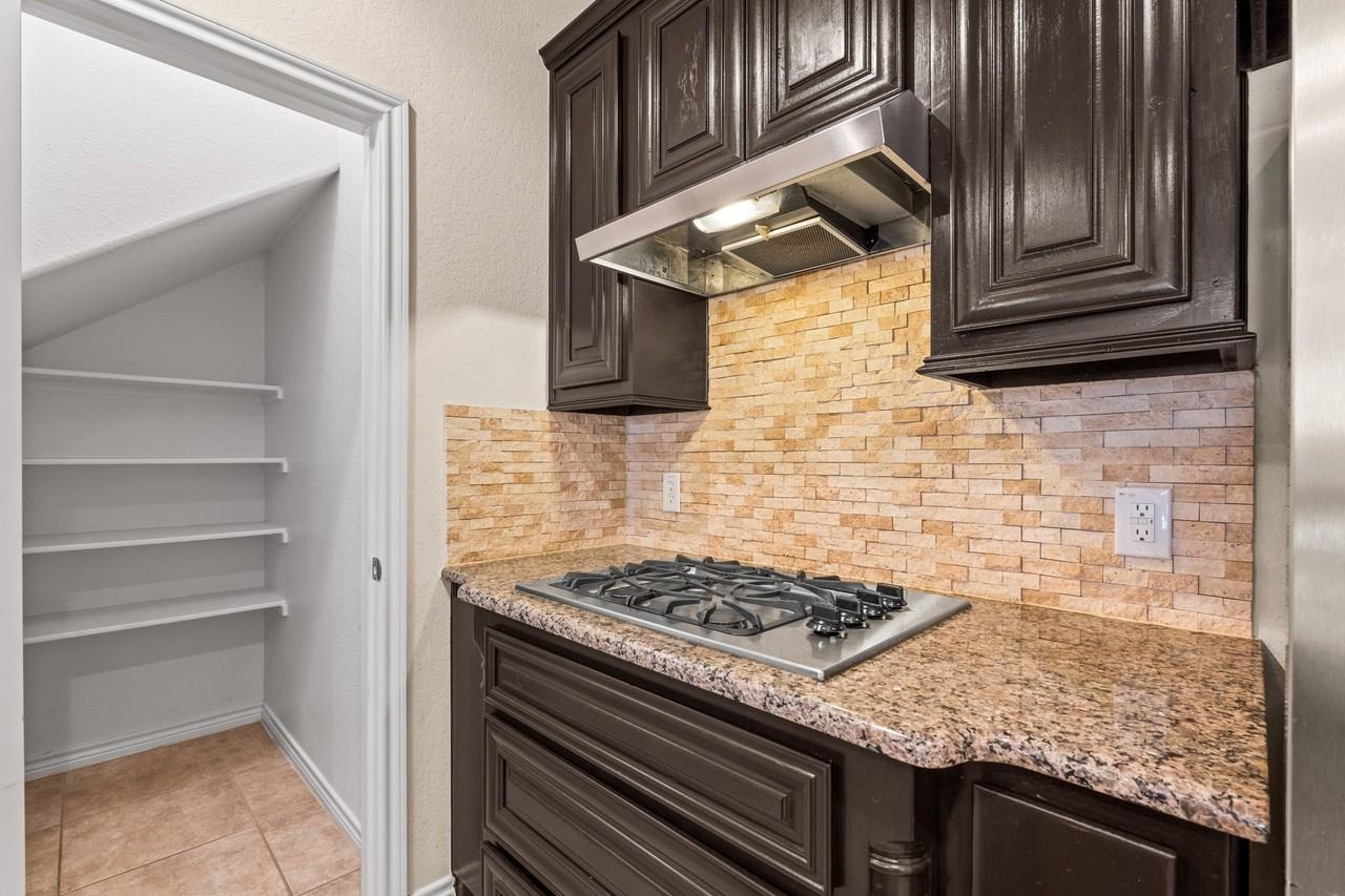 10437 Chantry Ln - Photo 7 of 40