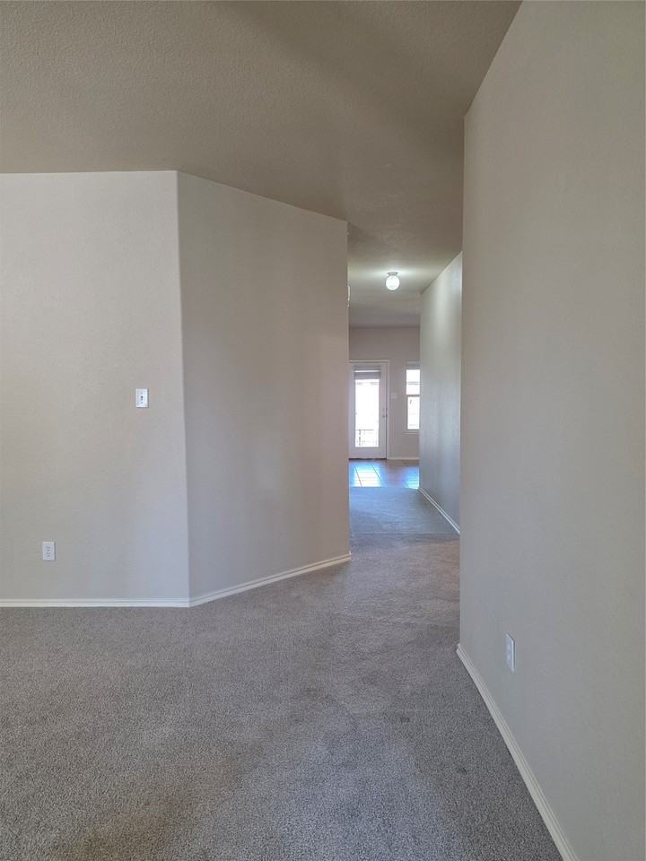 1080 Barrington Dr - Photo 2 of 14