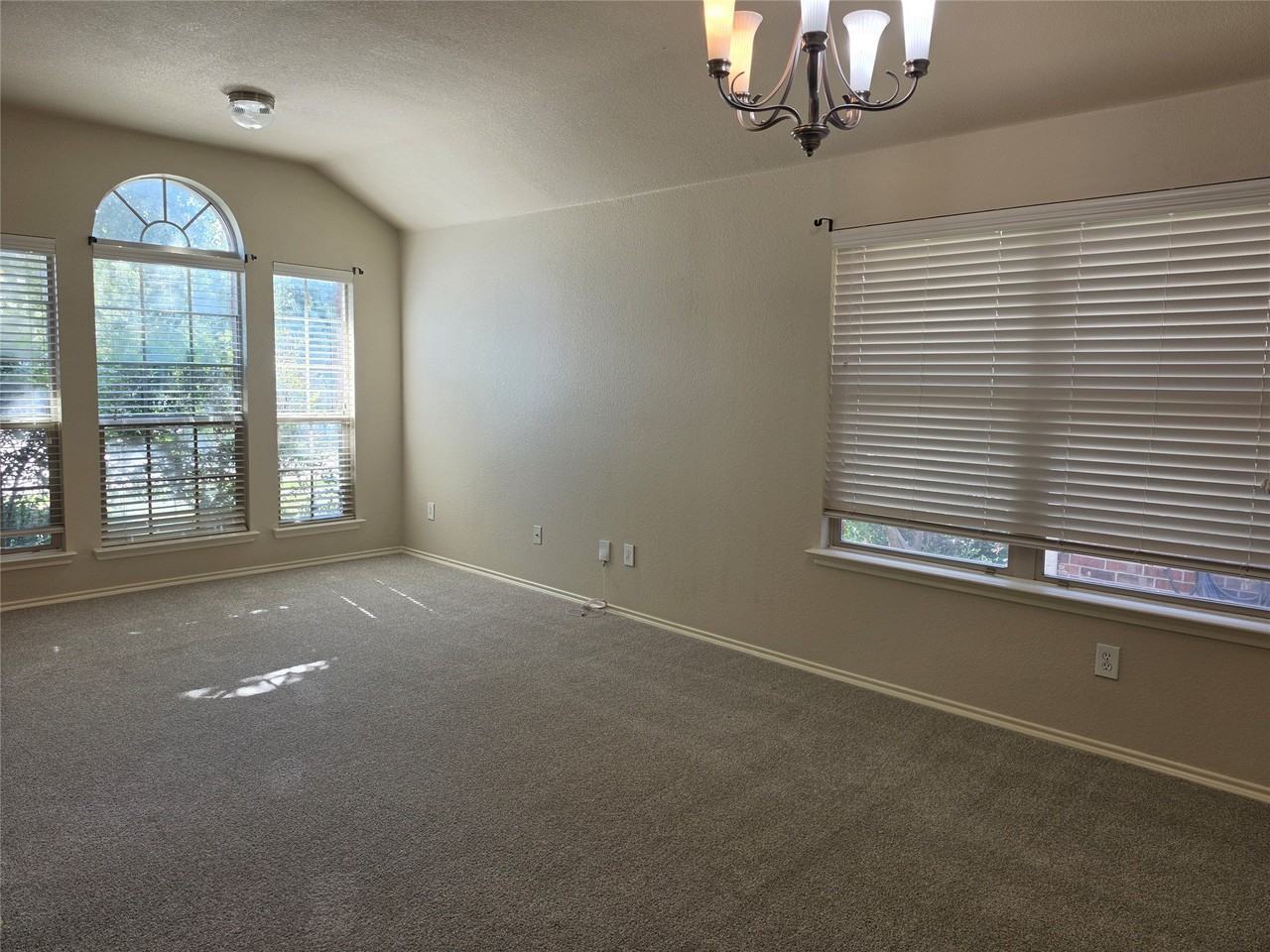 1080 Barrington Dr - Photo 4 of 14