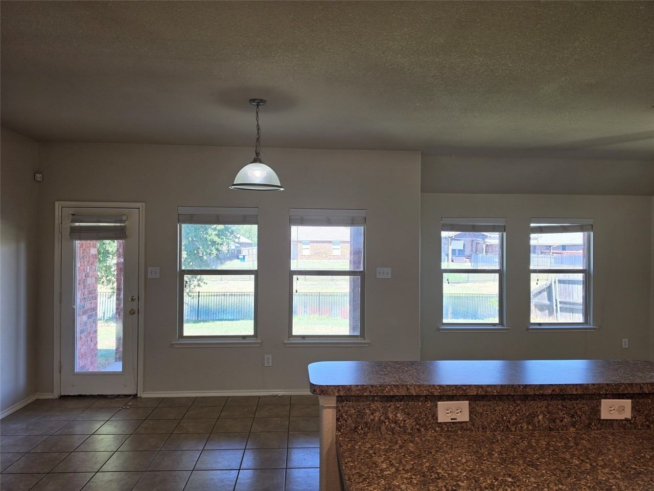 1080 Barrington Dr - Photo 5 of 14