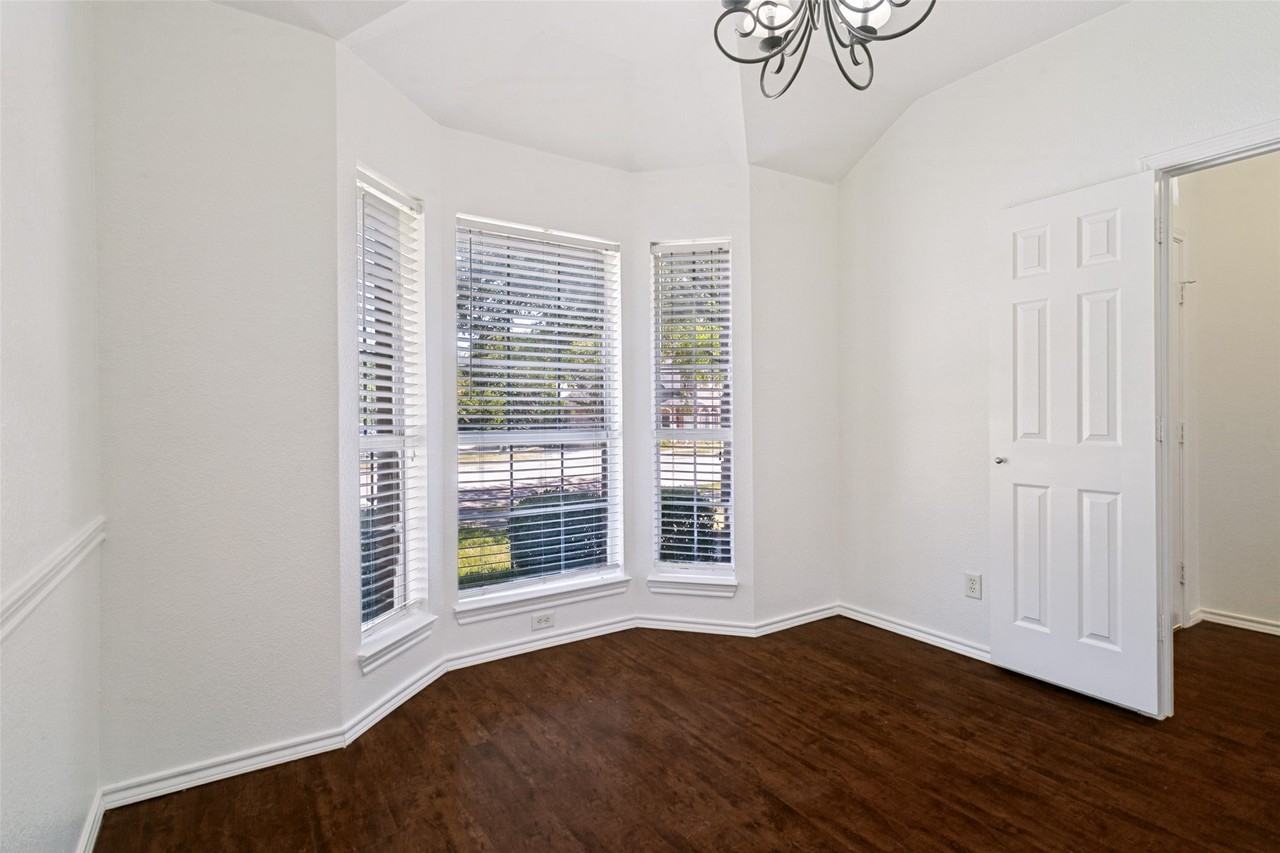 513 Creek Ct - Photo 2 of 12