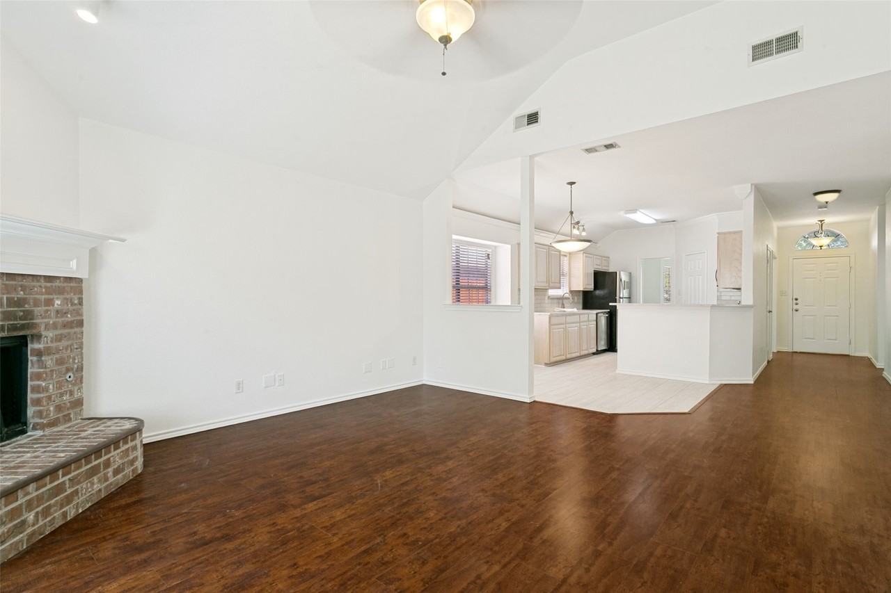 513 Creek Ct - Photo 4 of 12