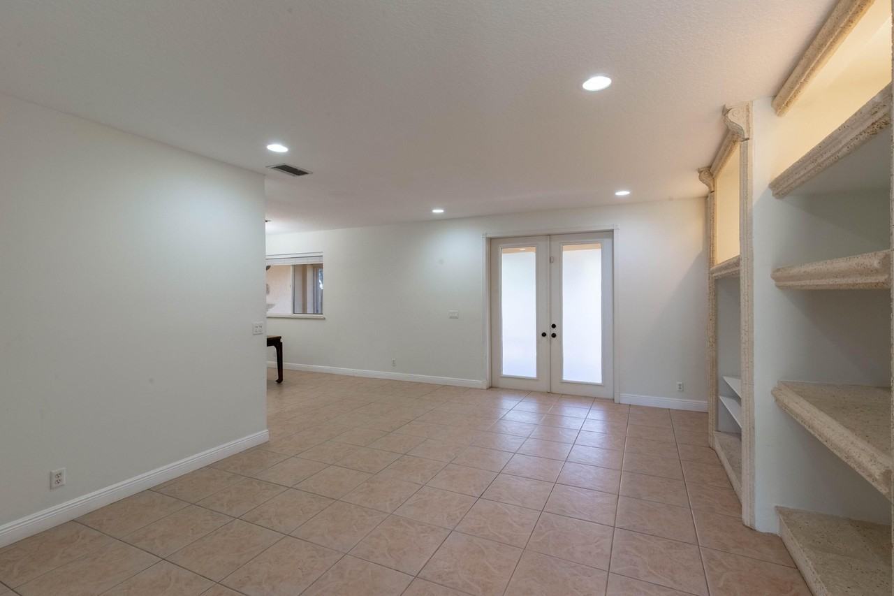 1036 Staghorn St - Photo 4 of 36
