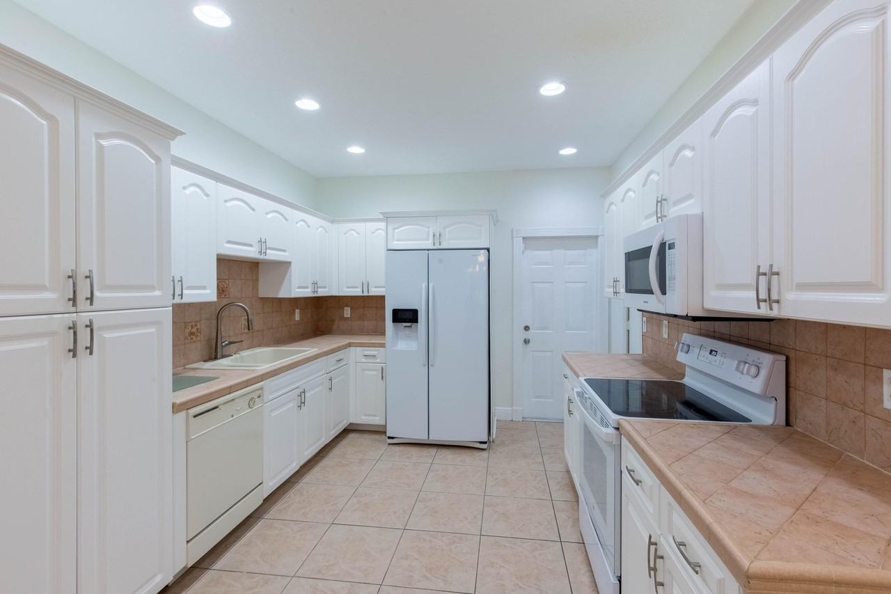 1036 Staghorn St - Photo 7 of 36