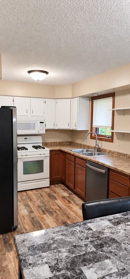 1105 Olena Ave - Photo 4 of 18