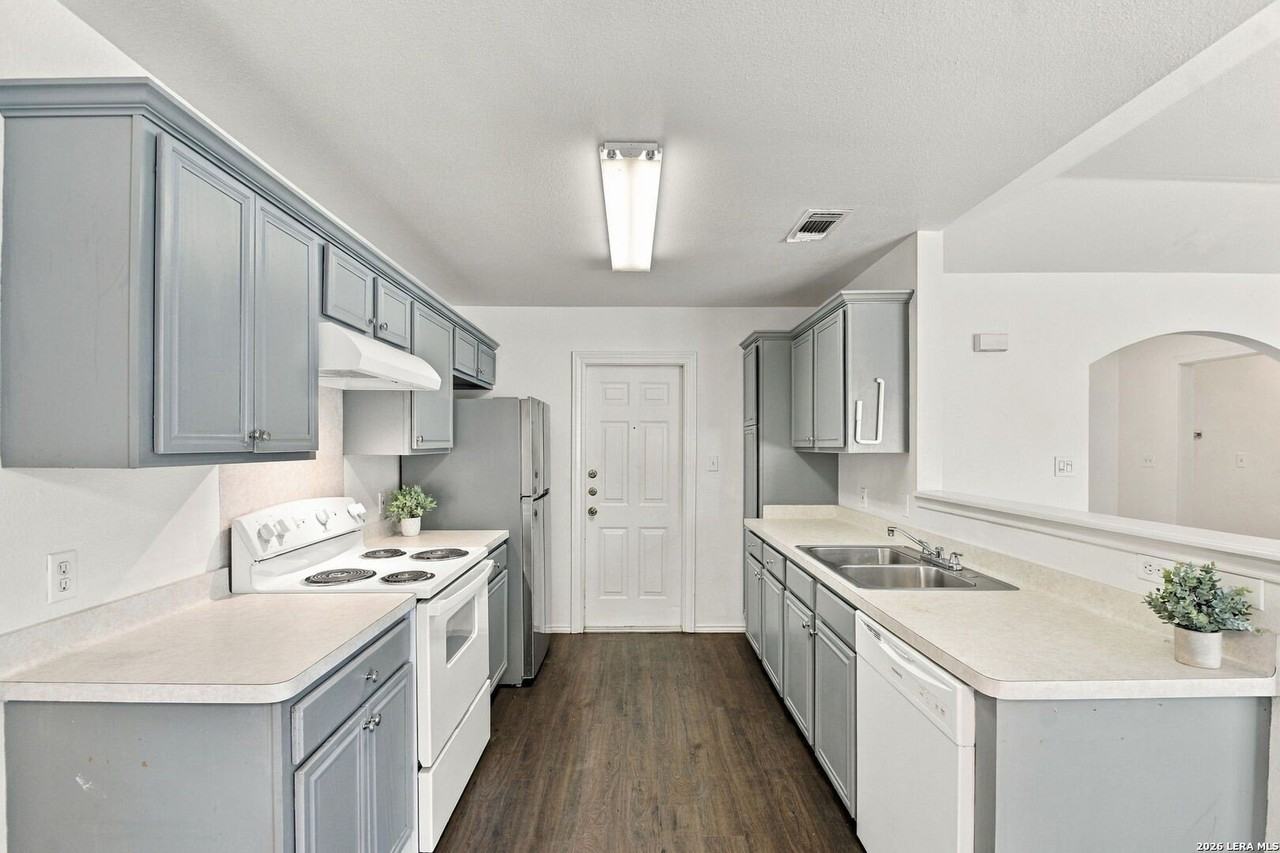 1320 Summerwood Dr - Photo 5 of 19