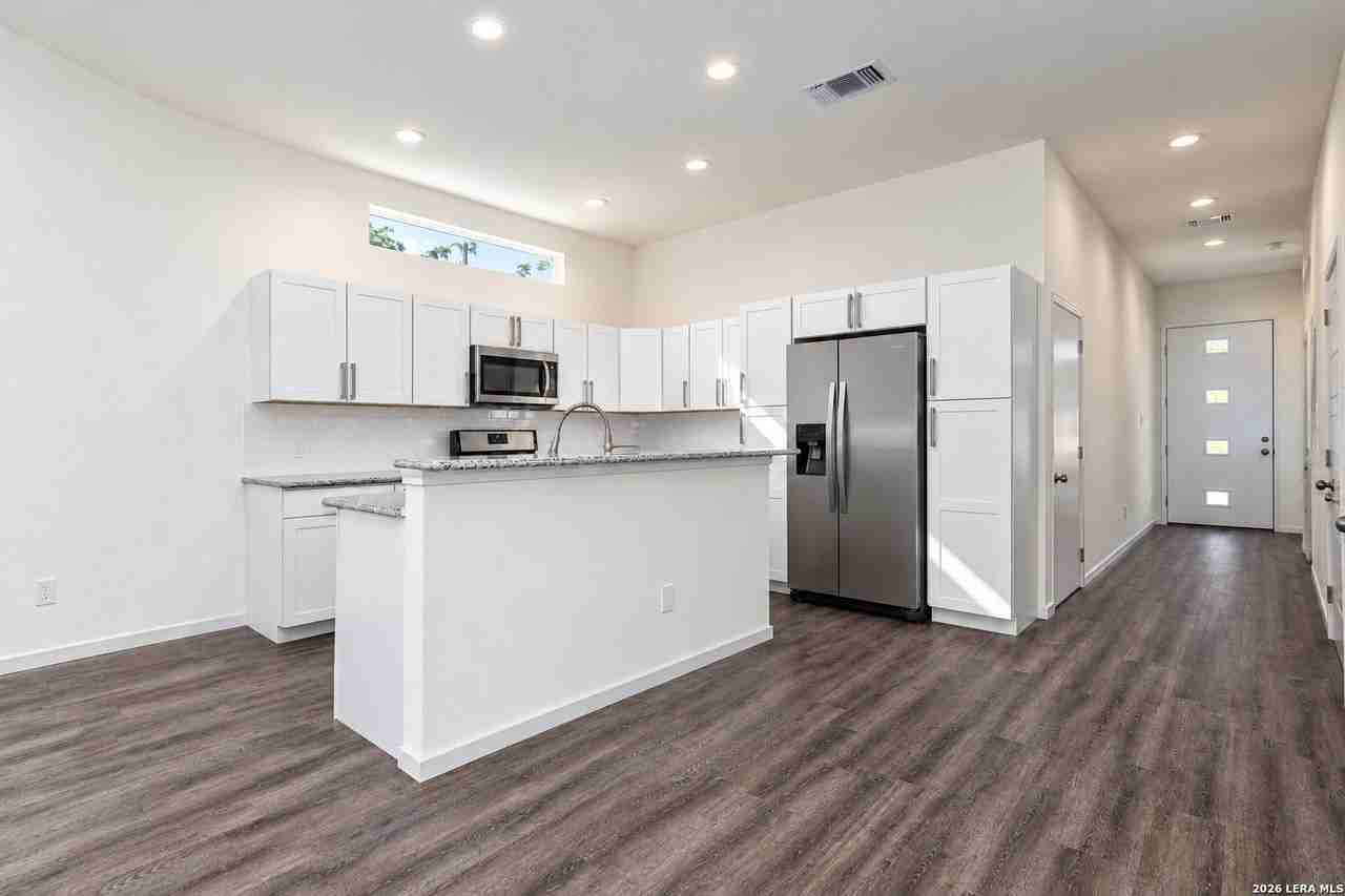 1618 Dakota St #102 - Photo 5 of 26