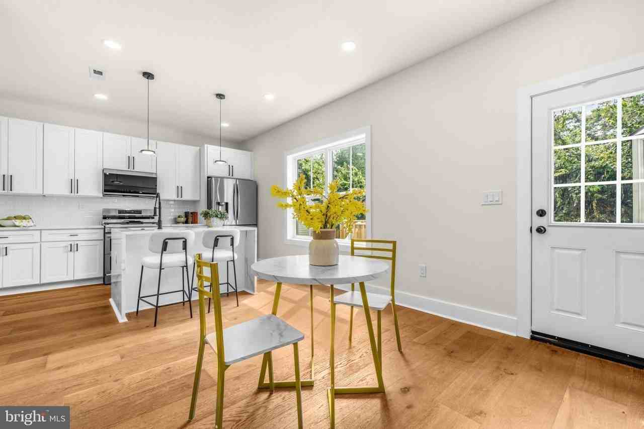 703 Northwest Dr - Photo 5 of 16