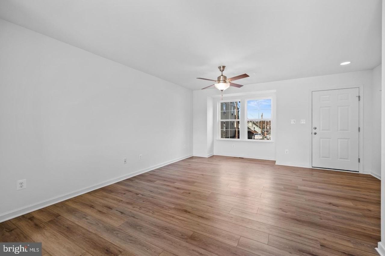 470 Peleton St - Photo 6 of 27