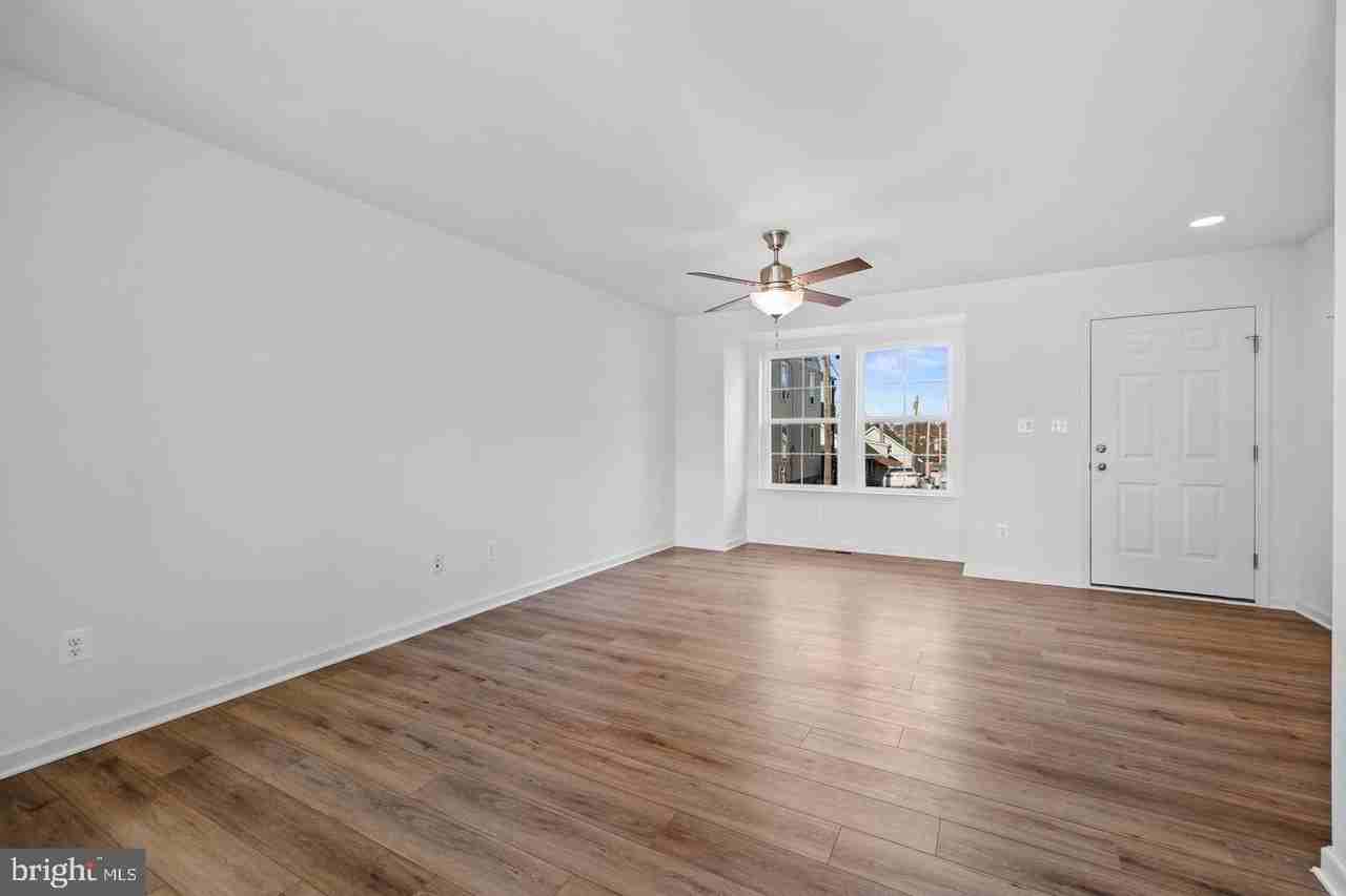 460 Peleton St - Photo 6 of 27