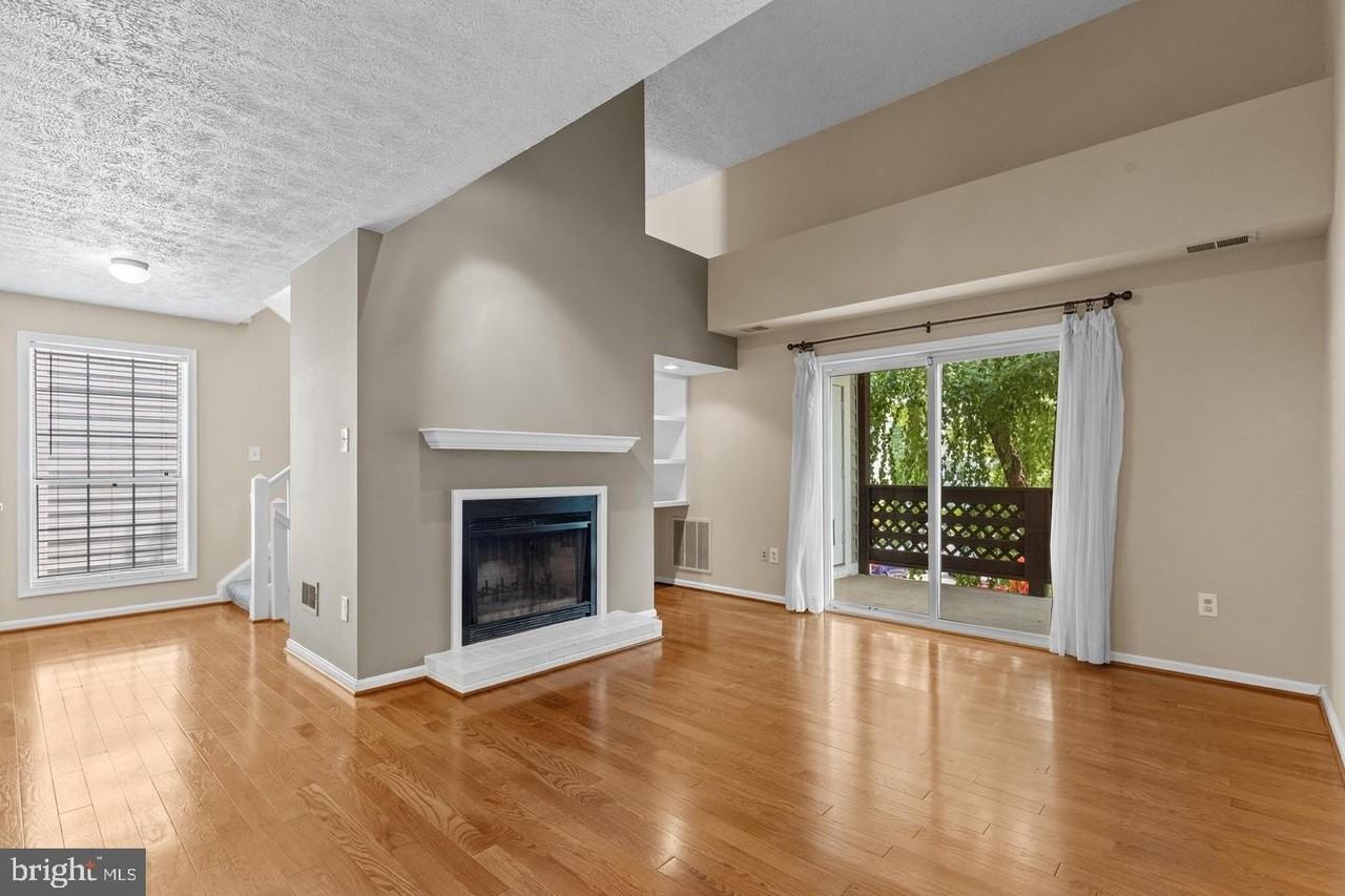 10131 Oakton Terrace Rd - Photo 4 of 43