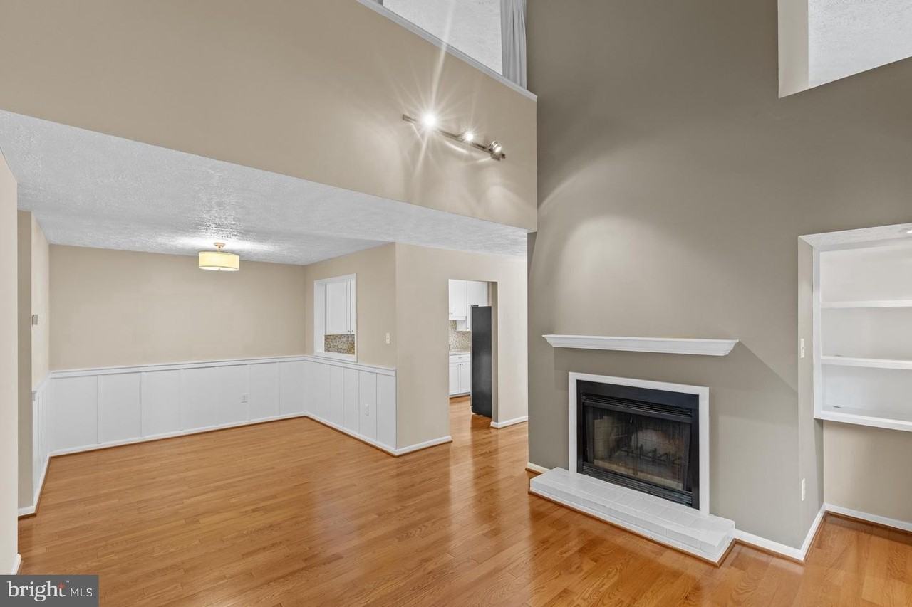 10131 Oakton Terrace Rd - Photo 5 of 43