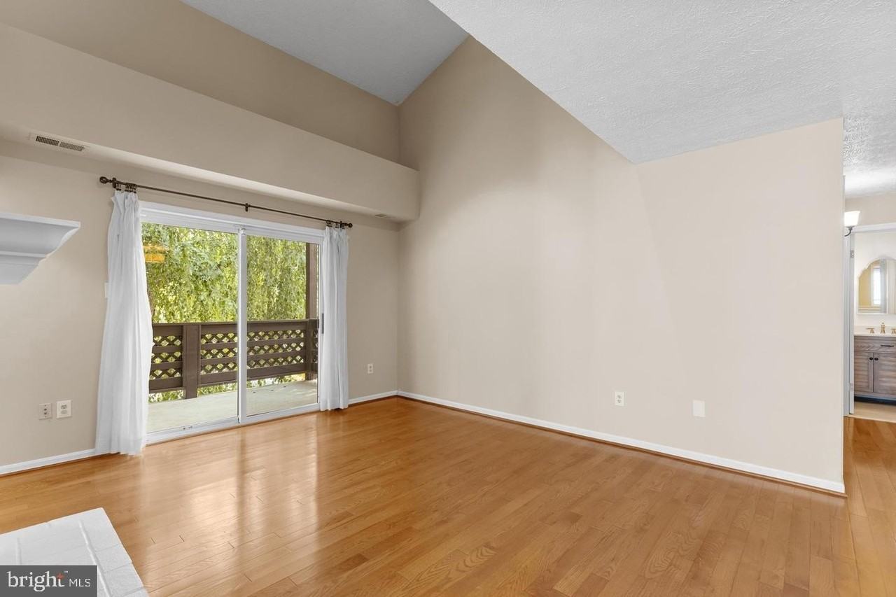 10131 Oakton Terrace Rd - Photo 6 of 43