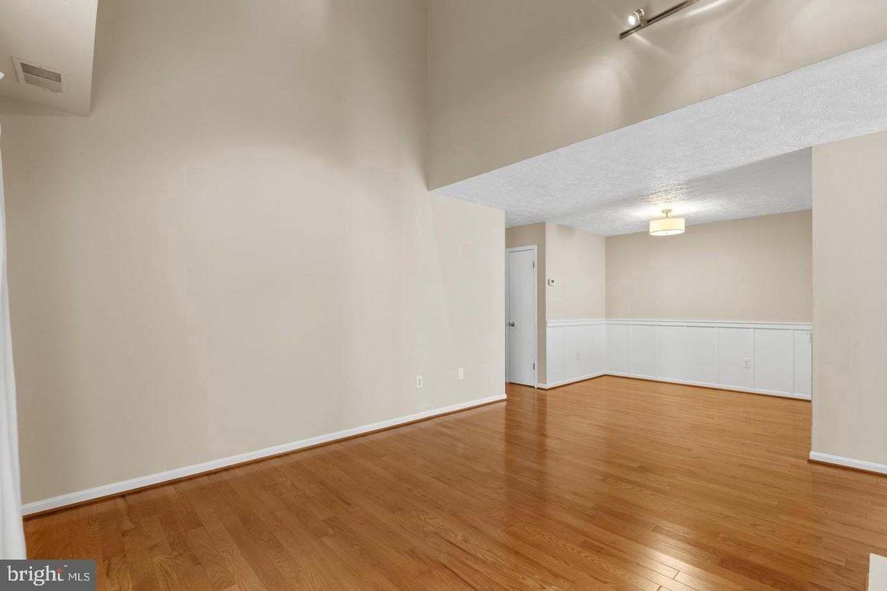 10131 Oakton Terrace Rd - Photo 7 of 43