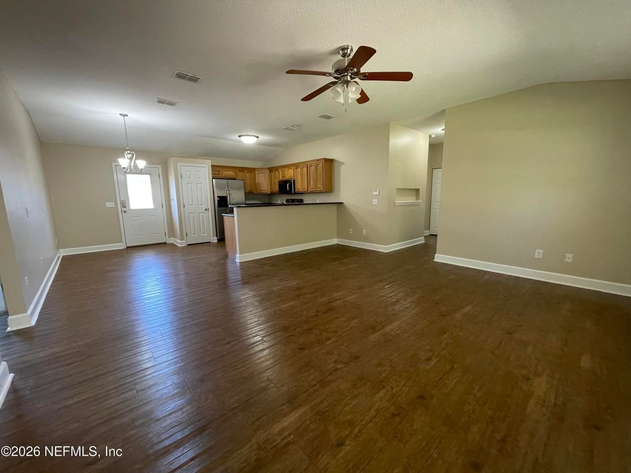 622 Century St - Photo 3 of 19