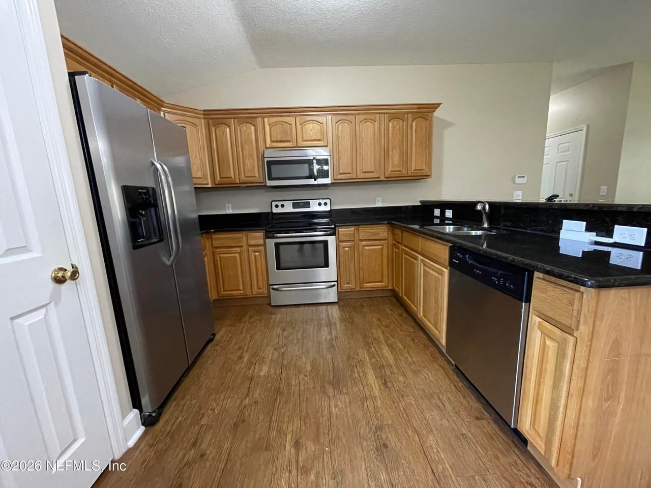 622 Century St - Photo 5 of 19