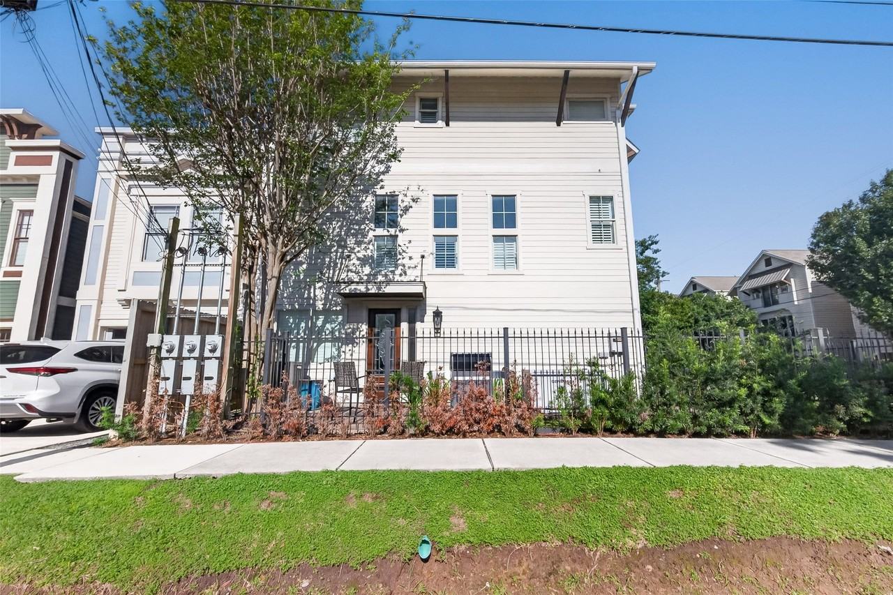 1102 W 15th St - Photo 3 of 34