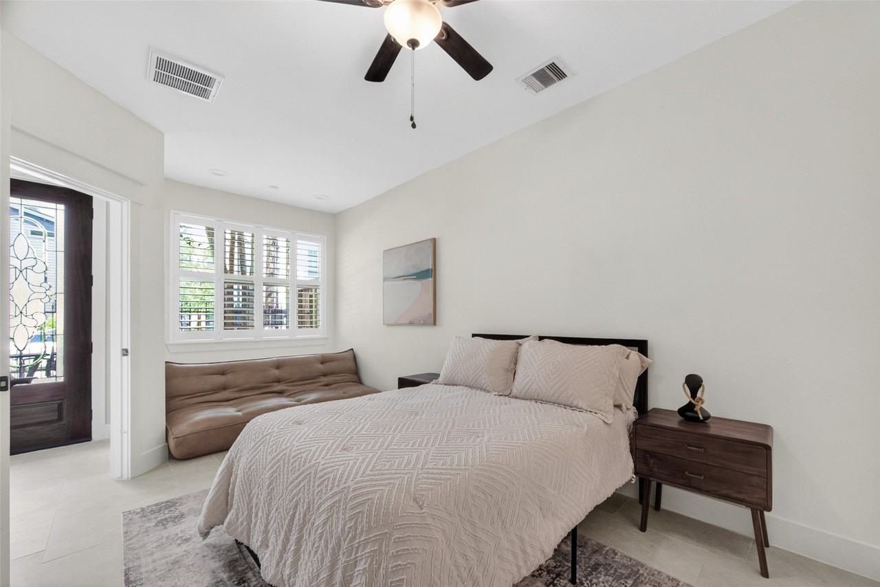 1102 W 15th St - Photo 5 of 34