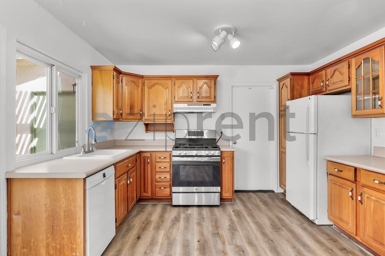 7380 Steinbeck Ave - Photo 4 of 19