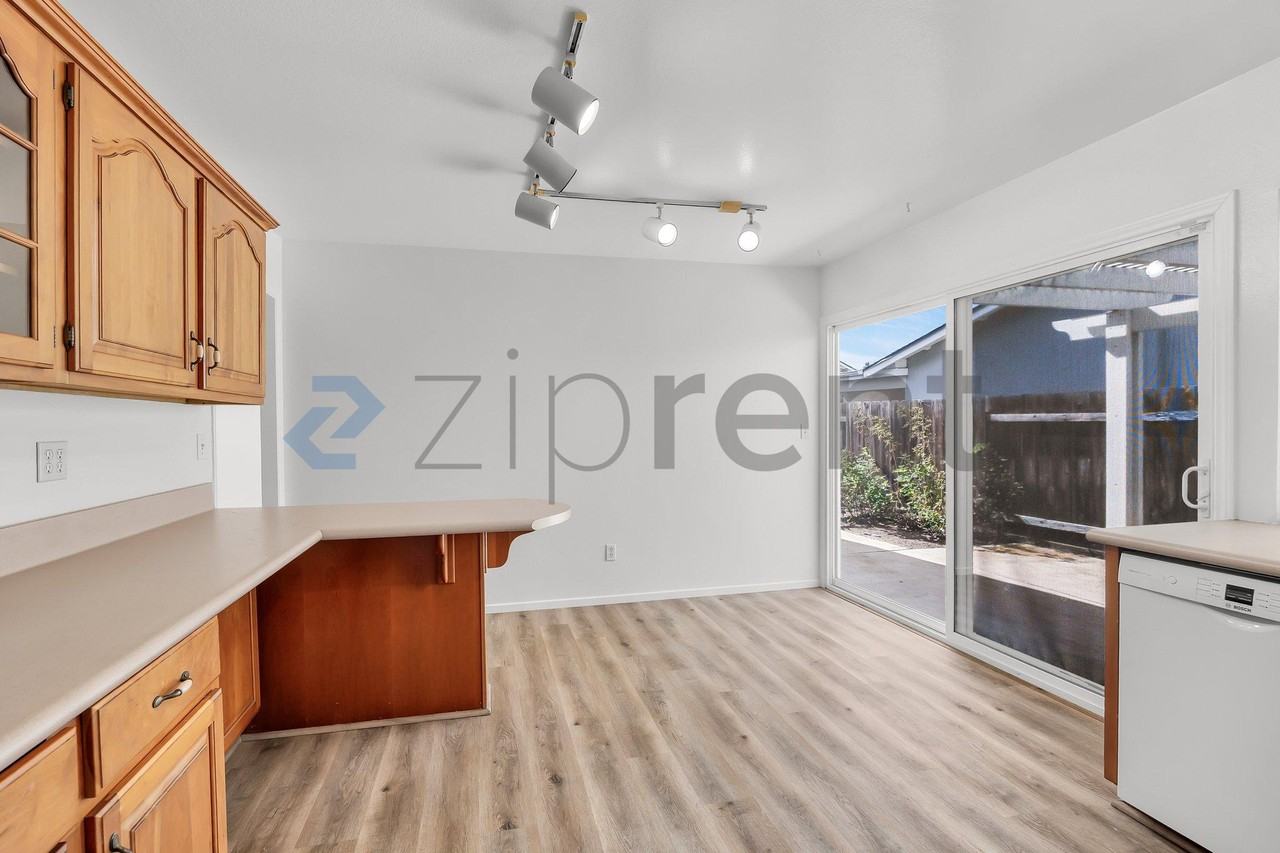 7380 Steinbeck Ave - Photo 5 of 19