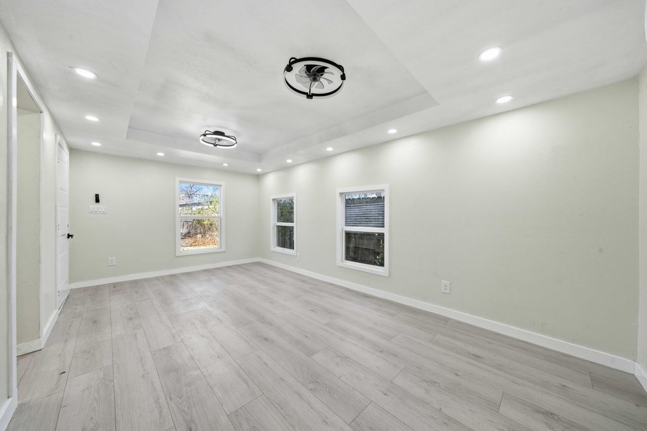 122 Biering Ave #4 - Photo 5 of 6