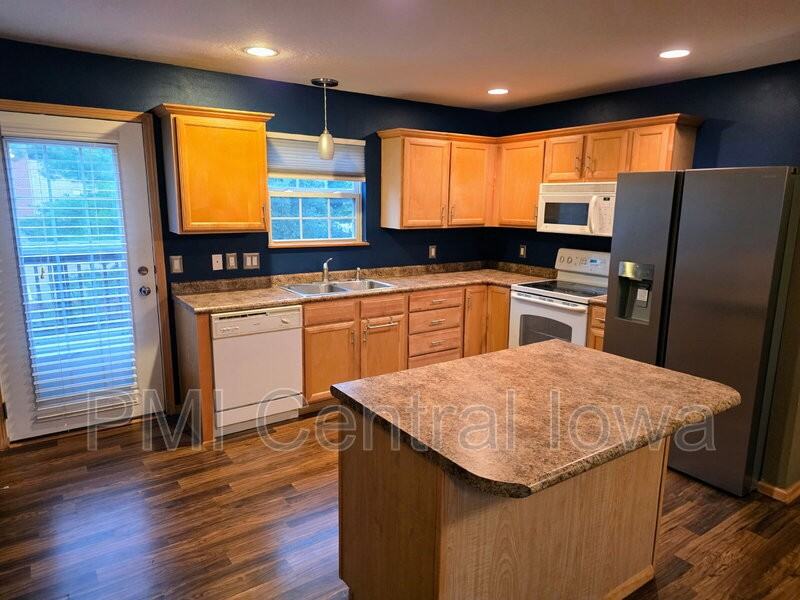 5570 Boston Ct - Photo 3 of 24