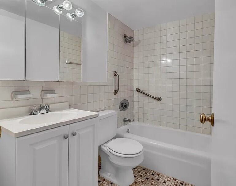 80 N Warren St #30 - Photo 5 of 8