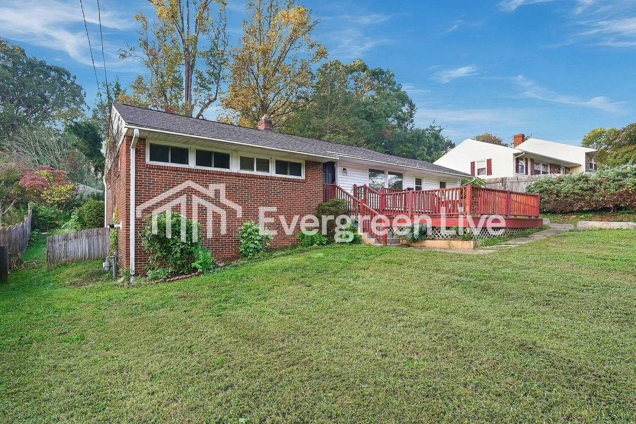 2776 Woodvale Dr - Photo 2 of 15