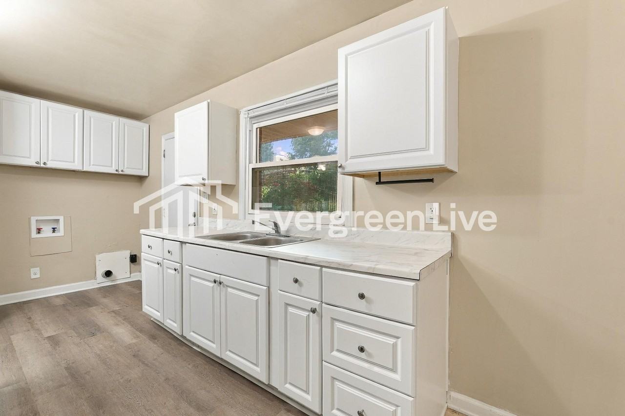 2776 Woodvale Dr - Photo 7 of 15