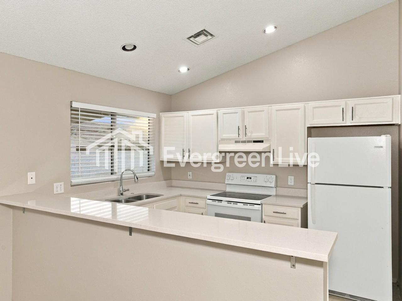8146 W Wood Dr - Photo 4 of 15