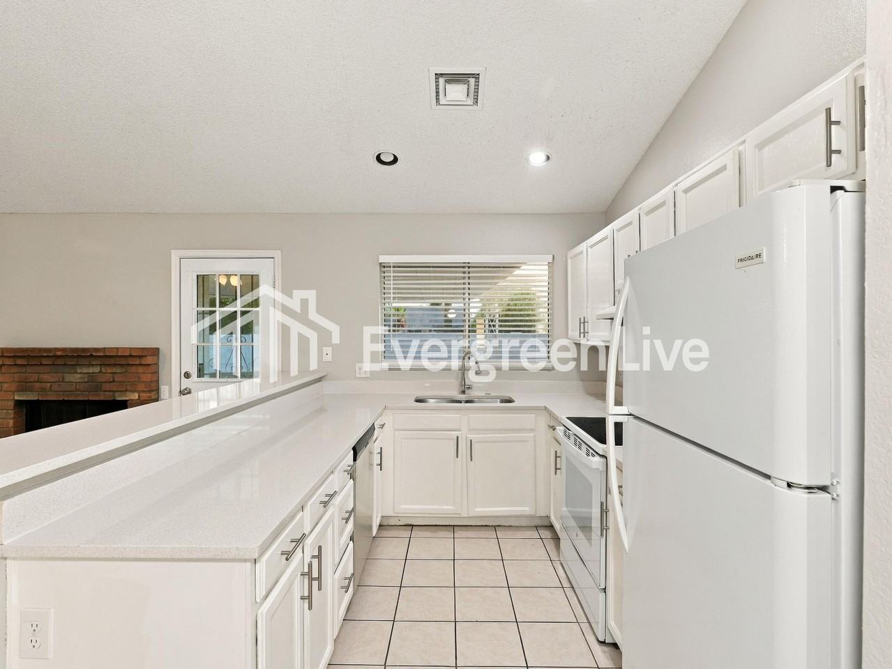 8146 W Wood Dr - Photo 5 of 15