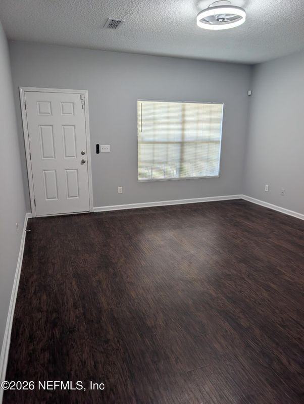 2825 Circle St E - Photo 2 of 15